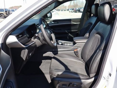 New 2026 Jeep Grand Cherokee Laredo image 9