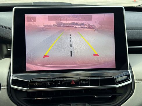 Used 2024 Jeep Compass Limited image 4