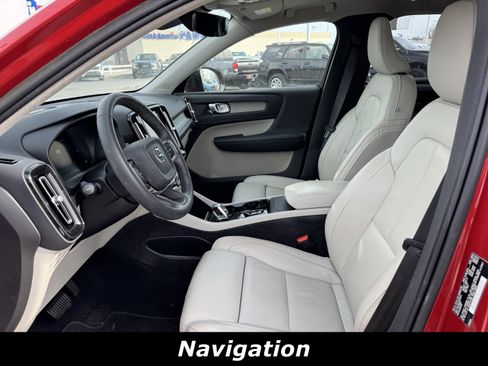 Used 2023 Volvo XC40 B5 Plus image 3