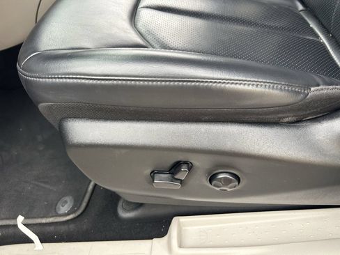 Used 2023 Chrysler Pacifica Touring-L FWD image 28