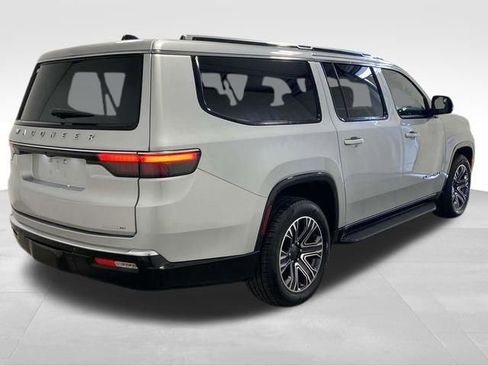 Used 2024 Jeep Wagoneer L Series II w/ Flexible Seating Group image 5
