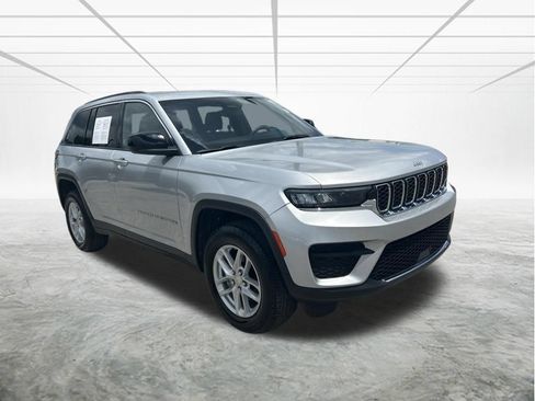 Used 2024 Jeep Grand Cherokee Laredo X w/ Luxury Tech Group I AWD/4WD image 2