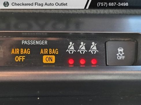 Used 2018 Toyota RAV4 SE image 33