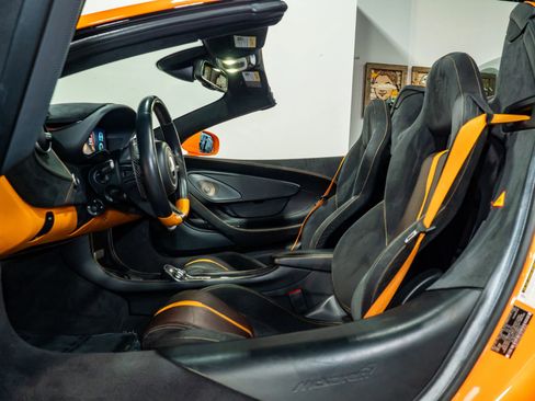 Used 2018 McLaren 570S Spider image 21