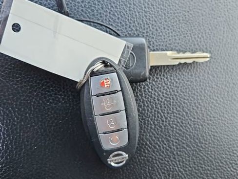 Used 2021 Nissan Titan SV w/ SV Convenience Package image 49