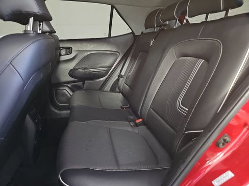 Used 2024 Hyundai Venue Limited FWD image 13