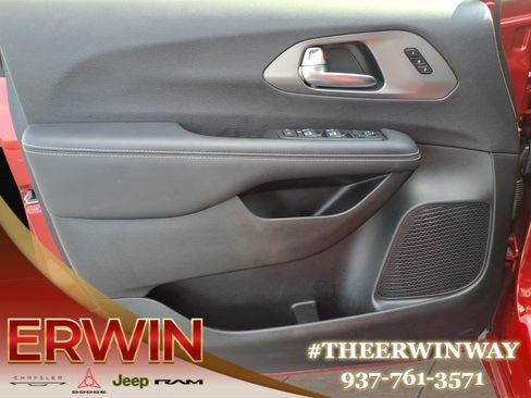 Used 2025 Chrysler Pacifica Select FWD image 10