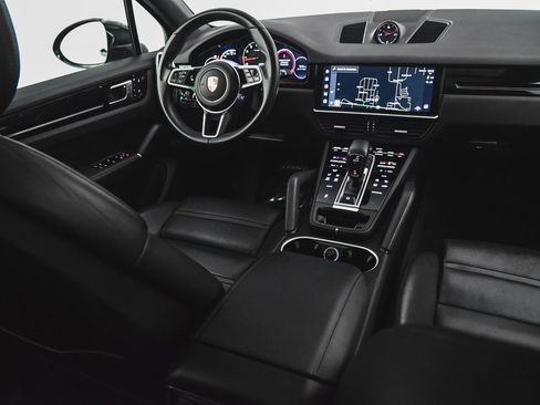 Used 2023 Porsche Cayenne image 32