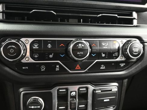 Used 2024 Jeep Gladiator Sport w/ Premium Package image 23