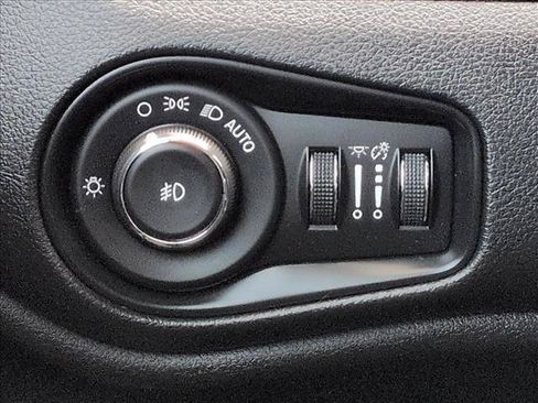 Used 2018 Jeep Renegade Latitude w/ Cold Weather Group AWD/4WD image 17