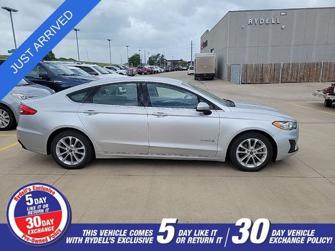 Used 2019 Ford Fusion SE FWD image 2