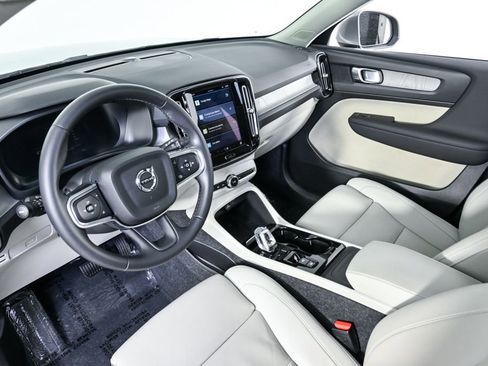 Certified 2025 Volvo XC40 B5 Plus image 6