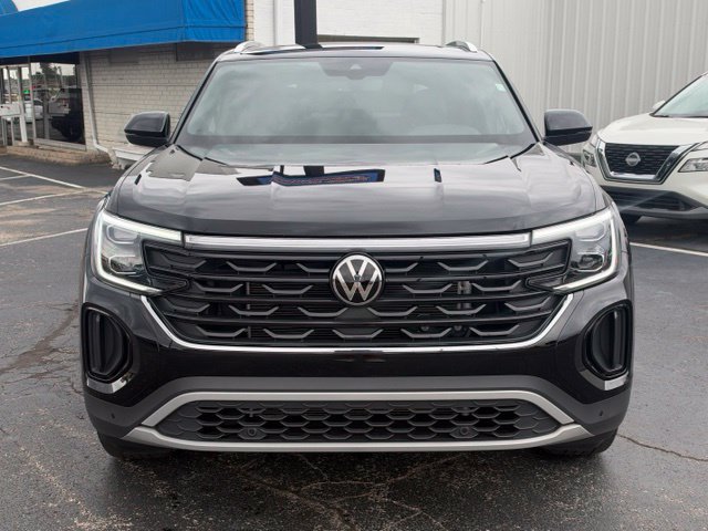 Used 2026 Volkswagen Atlas Cross Sport SE w/ Panoramic Sunroof Package FWD image 2