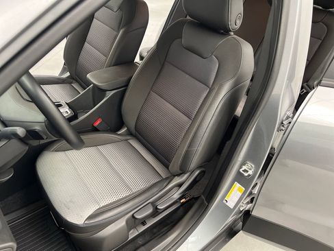 Used 2025 Chevrolet Trax LT w/ LT Convenience Package FWD image 9