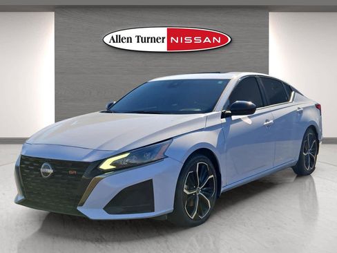 Used 2023 Nissan Altima 2.5 SR w/ SR Premium Package image 3