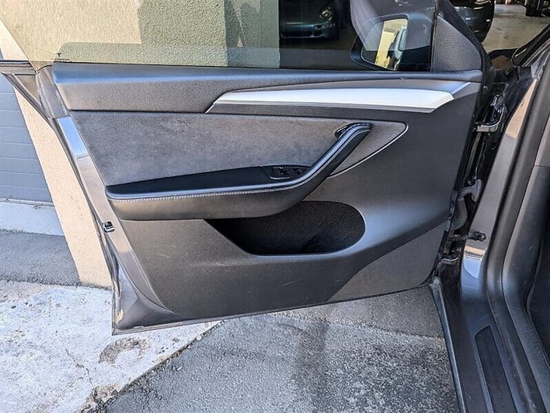 Used 2023 Tesla Model Y Performance AWD/4WD image 18
