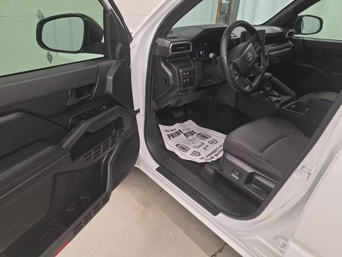 Used 2025 Toyota Tacoma SR AWD/4WD image 19