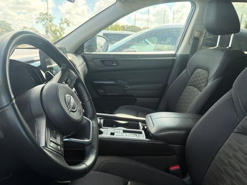 Used 2025 Nissan Pathfinder SV FWD image 2