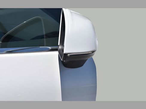 Certified 2025 Volvo XC40 B5 Plus w/ Protection Package Premier image 37