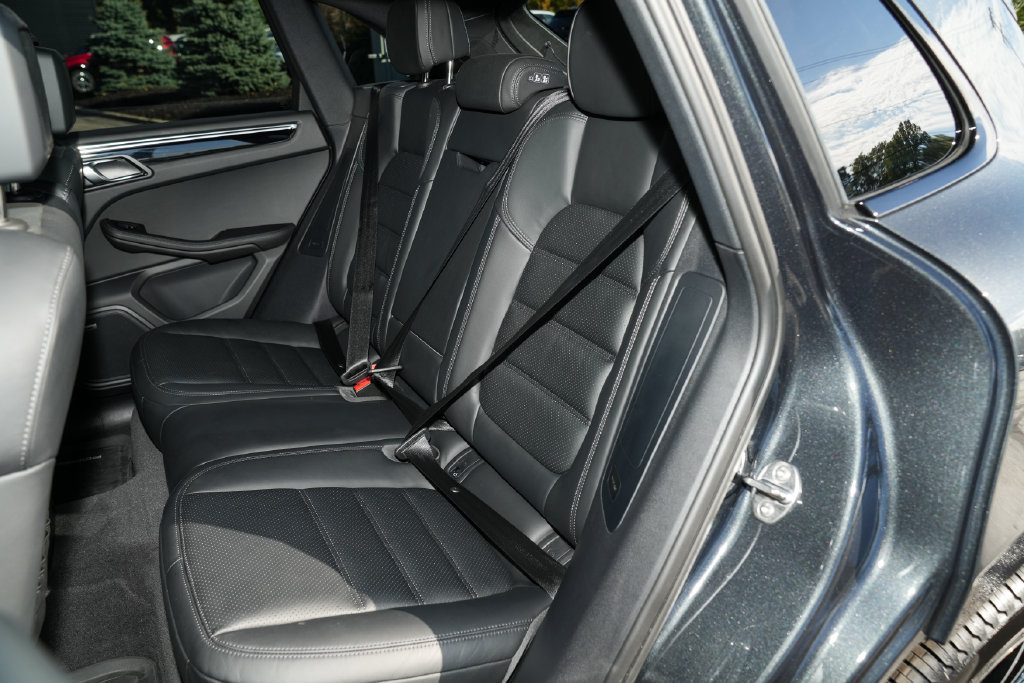 Certified 2026 Porsche Macan AWD/4WD image 34