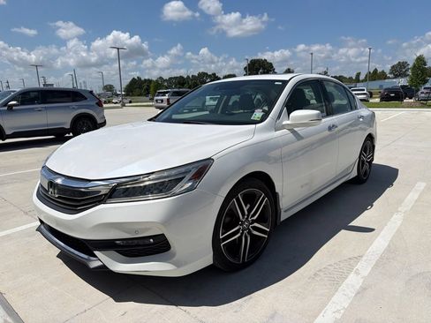 Used 2017 Honda Accord Touring image 1