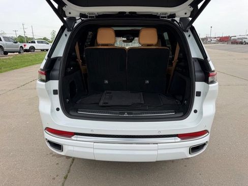 Used 2023 Jeep Grand Cherokee L Summit w/ Luxury Tech Group V AWD/4WD image 5