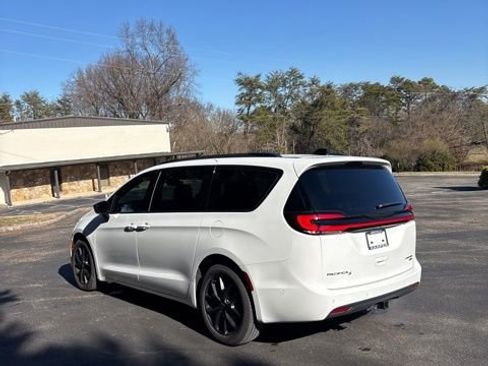 Used 2024 Chrysler Pacifica Limited w/ S Appearance Package image 11