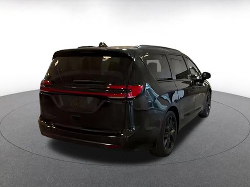 Used 2025 Chrysler Pacifica Limited FWD image 12
