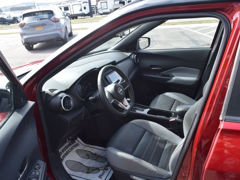 Used 2023 Nissan Kicks SR w/ SR Premium Package image 9