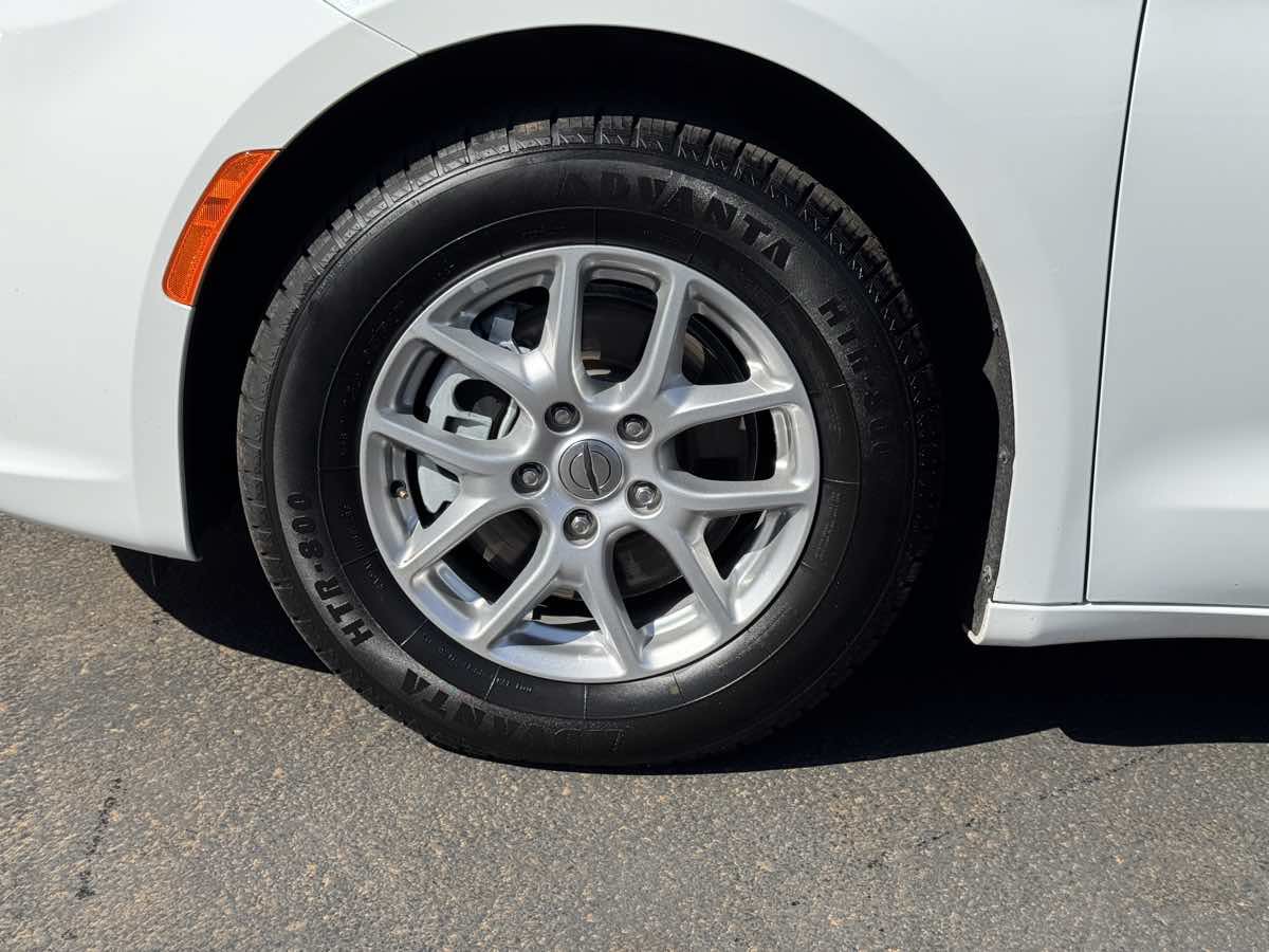 Used 2023 Chrysler Pacifica Touring-L FWD image 6