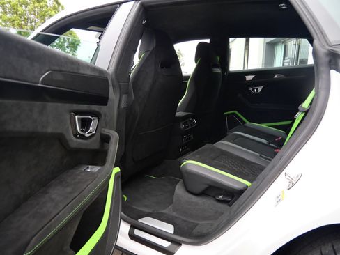 Used 2024 Lamborghini Urus Performante AWD/4WD image 31