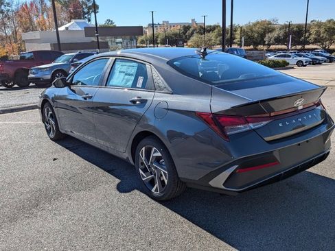 Used 2025 Hyundai Elantra Sport image 11