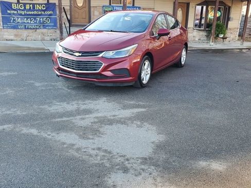 Used 2018 Chevrolet Cruze LT w/ Convenience Package image 1