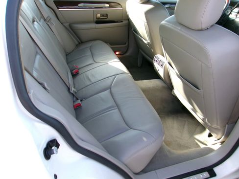 Used 2007 Lincoln Town Car Signature Limited image 10