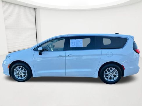 Used 2023 Chrysler Pacifica Touring-L FWD image 8