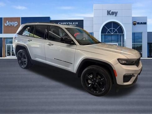 Used 2024 Jeep Grand Cherokee Limited w/ Black Appearance Package AWD/4WD image 9