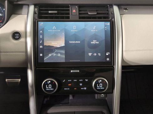 Certified 2025 Land Rover Discovery Dynamic SE image 21