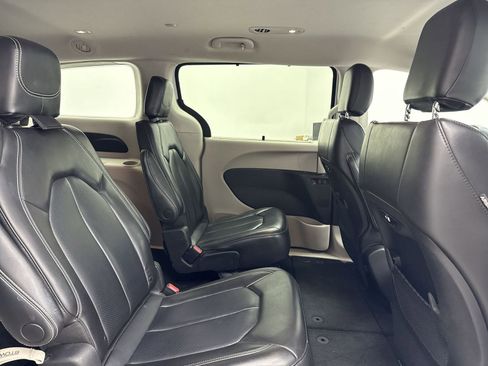 Used 2023 Chrysler Pacifica Touring-L image 38