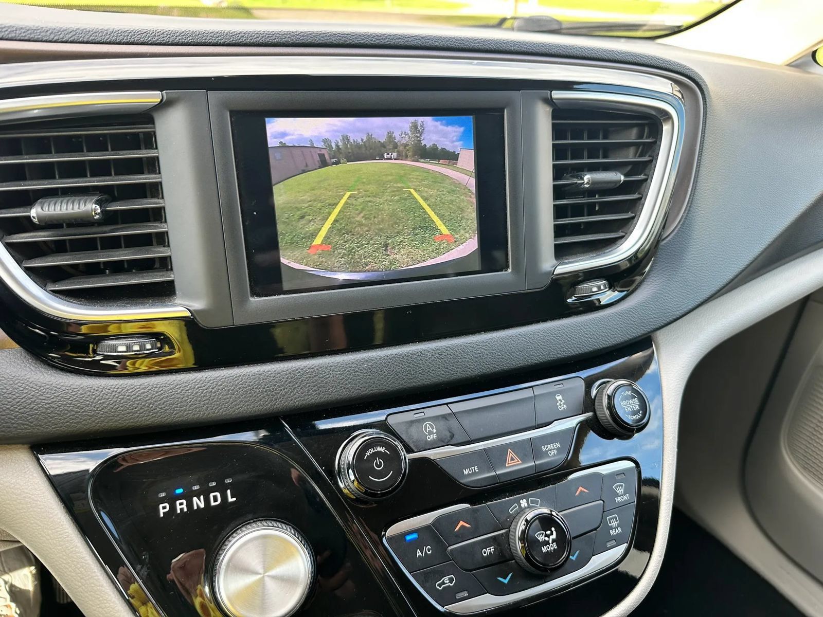 Used 2020 Chrysler Voyager Lxi FWD image 20