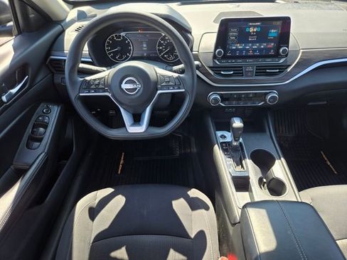 Used 2025 Nissan Altima 2.5 SV FWD image 13
