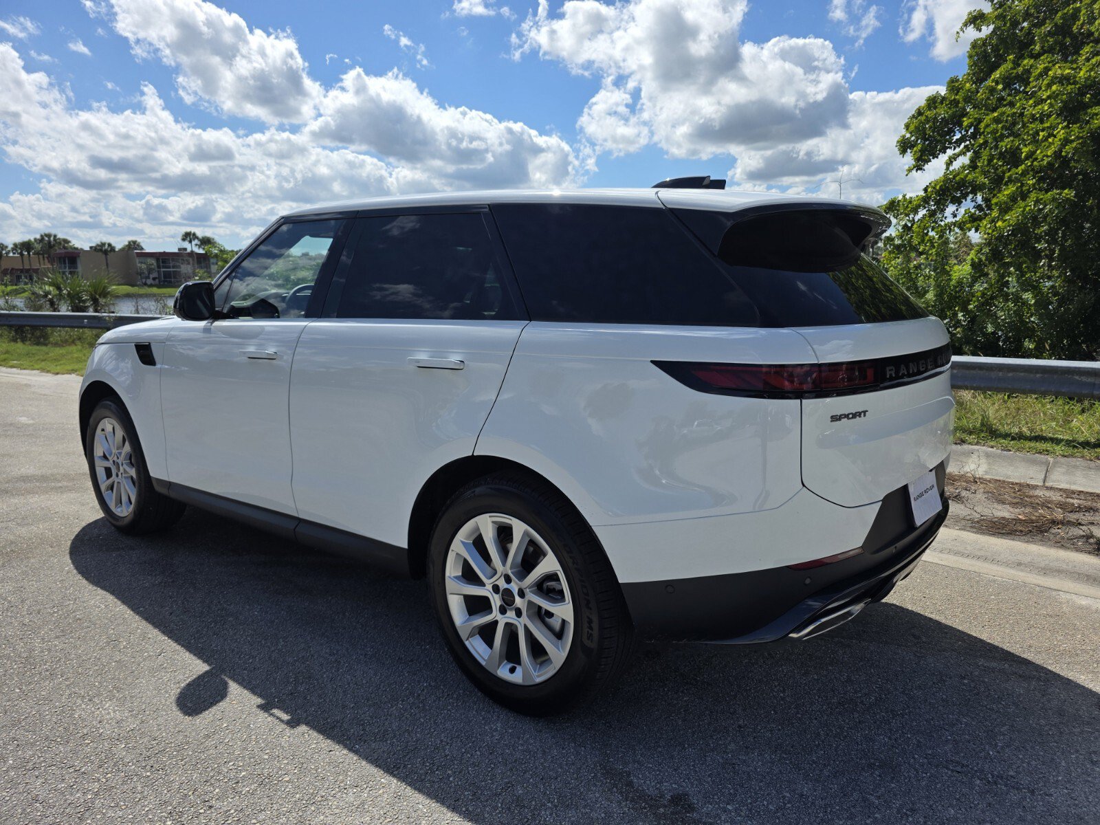 New 2027 Land Rover Range Rover Sport SE AWD/4WD image 2