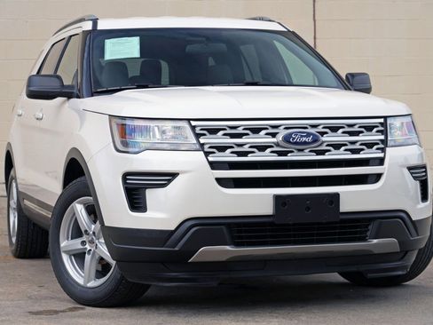 Used 2019 Ford Explorer XLT FWD image 2