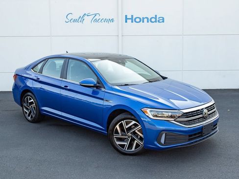 Used 2023 Volkswagen Jetta SEL FWD image 2
