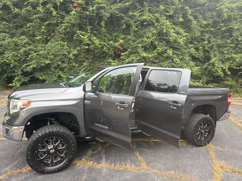 Used 2018 Toyota Tundra SR5 w/ SR5 Upgrade Package AWD/4WD image 28