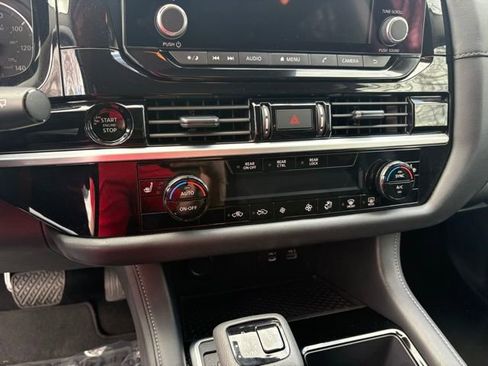 Used 2025 Nissan Pathfinder SV image 11