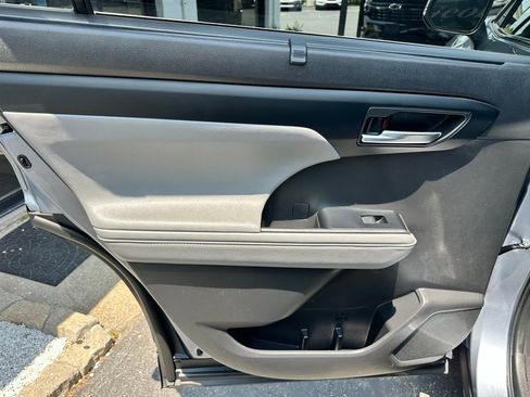 Used 2022 Toyota Highlander XLE image 12