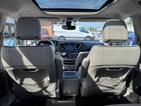 Used 2020 Chrysler Pacifica Limited FWD image 50