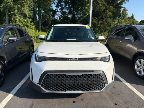 Used 2024 Kia Soul LX FWD image 2