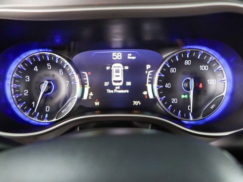 Used 2023 Chrysler Pacifica Touring-L FWD image 15