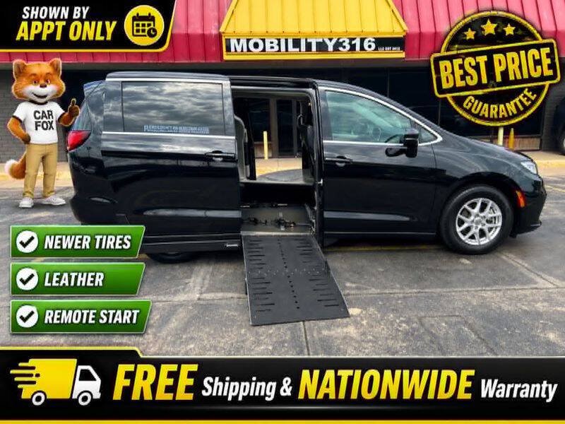 Used 2024 Chrysler Pacifica Touring-L FWD image 1